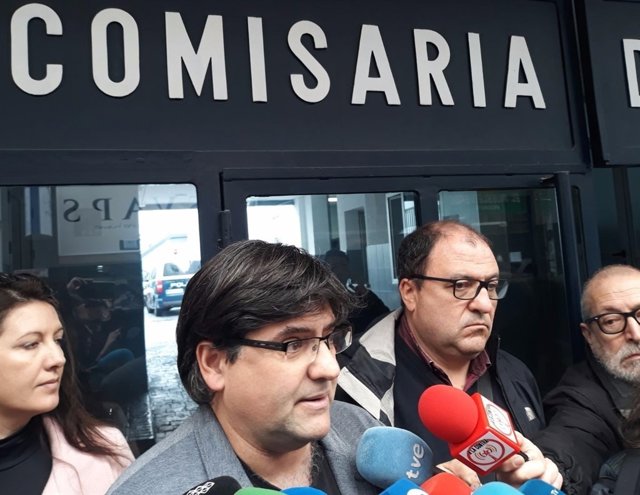 Miguel Angel Pavón atiende a los medios