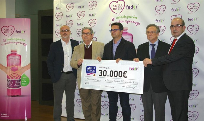 Imagen de la entrega de fondos de Aguadeus a Feder