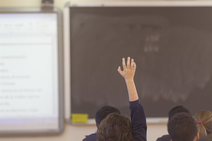 Col·legi, escola, aula, primària, classe, nen, nena, nens aixecant la mà