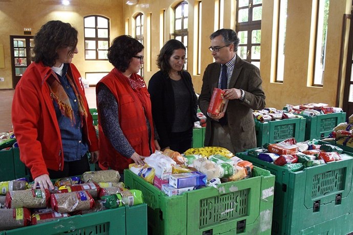 Entrega de alimentos a la Cruz Roja