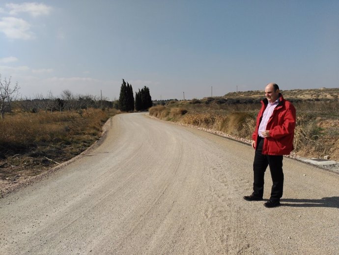 El alcalde de Alcañiz en el camino de la Estanca una vez finalizadas las obras.