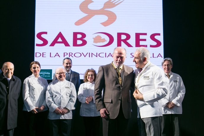 Np: Villalobos Recibe El 'Collar De Oro' De La Asociación De Restaurantes 'Buena