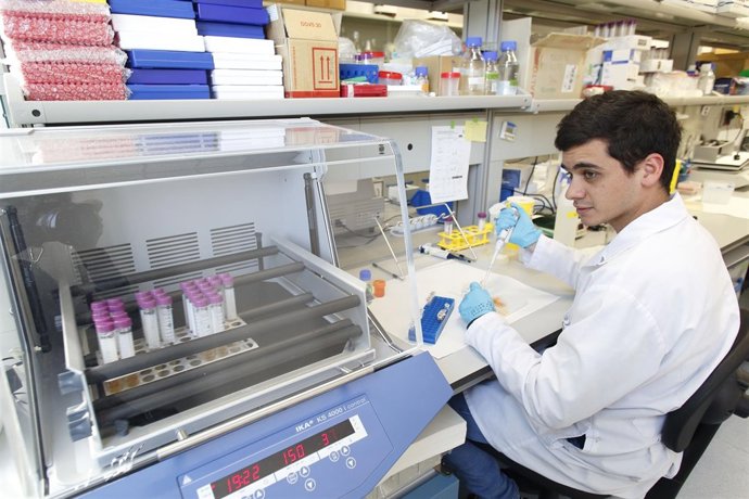 Uno de los investigadores del IIS Aragón, en el CIBA.