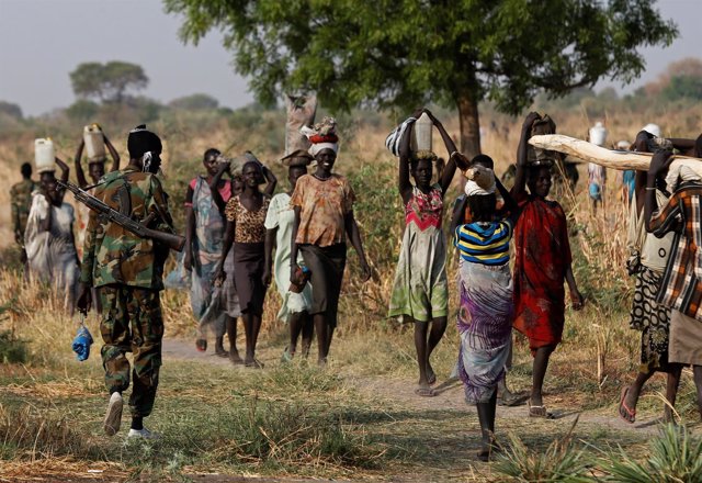 Soldado sursudanés junto a mujeres desplazadas