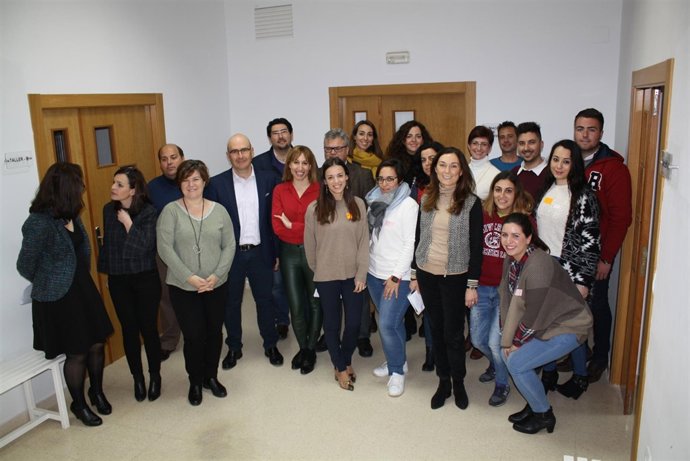 Carmona y otras autoridades junto a los participantes en las lanzaderas