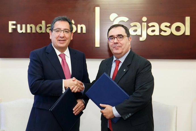 Firma de convenio de colaboración entre Antonio Pulido y Vicente Guzmán