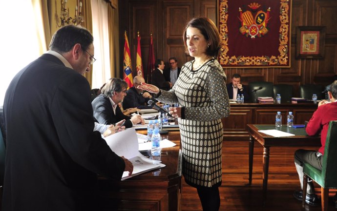 Emma Buj en el pleno del Ayuntamiento de Teruel.