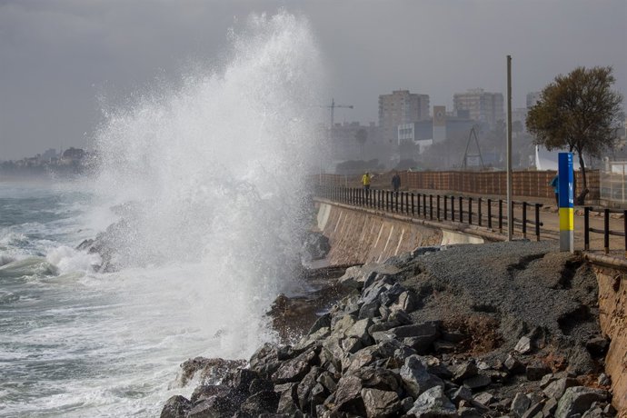 Temporal en una platja de l'àrea metropolitana de Barcelona