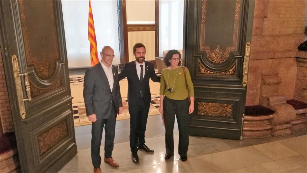 Pte.Del Parlament Roger Torrent con Raül Romeva y Marta Rovira (ERC)