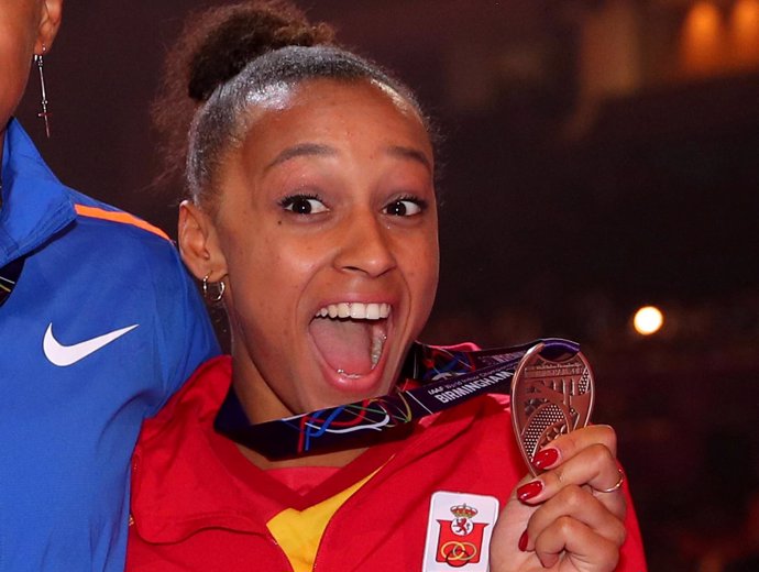 Ana Peleteiro con su medalla de bronce tras el Mundial de pista cubierta