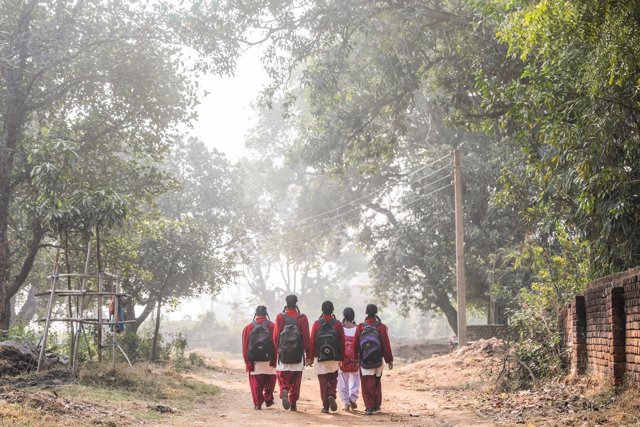 Niñas caminando hacia la escuela en India