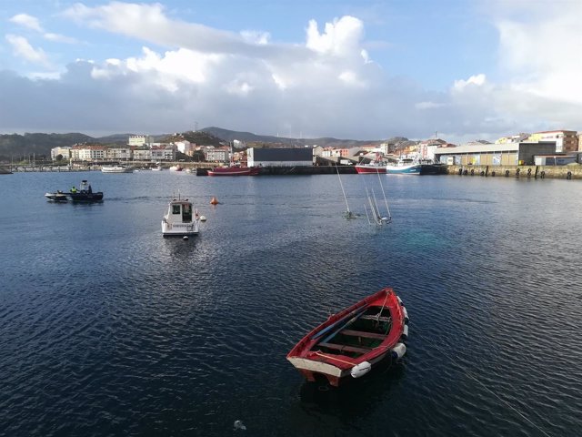 Hundimiento de un pesquero en Muxía (A Coruña) con 1.500 litros de gasoil