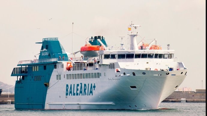 Barco de Balearia en El Estrecho