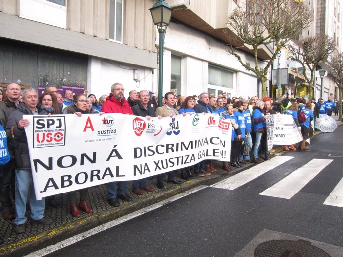 Traballadores da xustiza protestan ante o Parlamento de Galicia