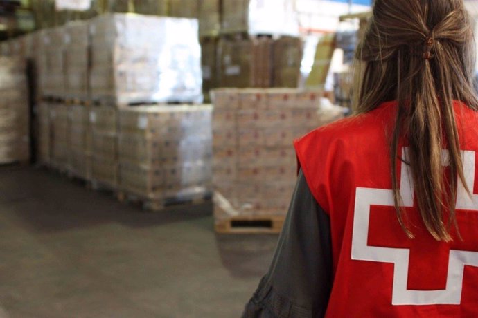 Cruz Roja prepara los alimentos para repartir