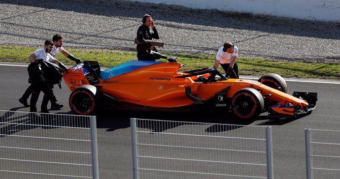 Los miembros de McLaren retiran el MCL33 de la pista