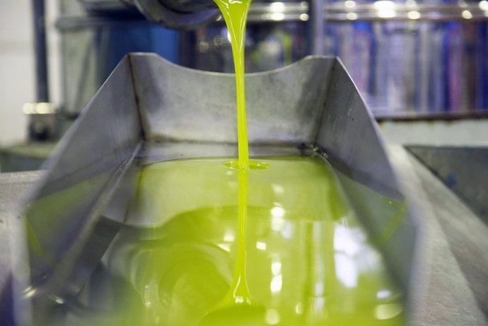 Almazara prodiciendo aceite de oliva