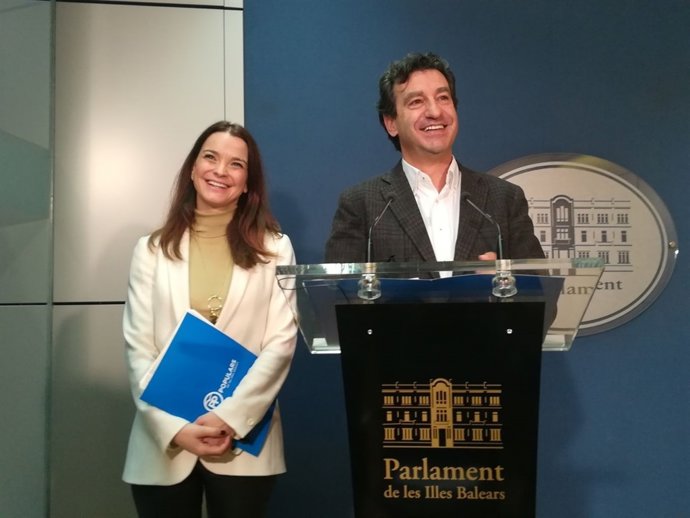 El presidente del PP en Baleares, Biel Company y Margalinda Prohens