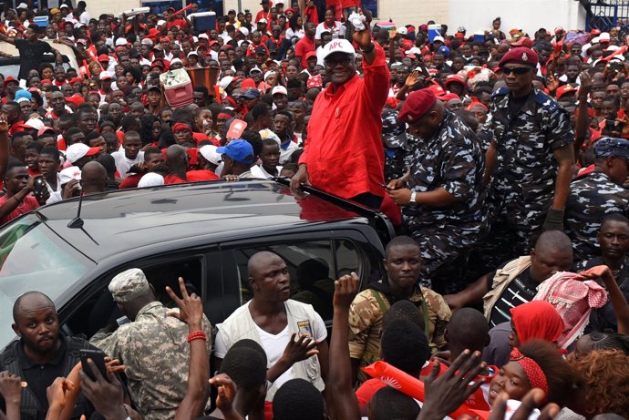 El presidente de Sierra Leona, Ernest Bai Koroma, rodeado de partidarios 