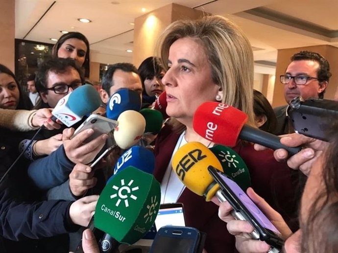 Fátima Bañez comparece ante los medios