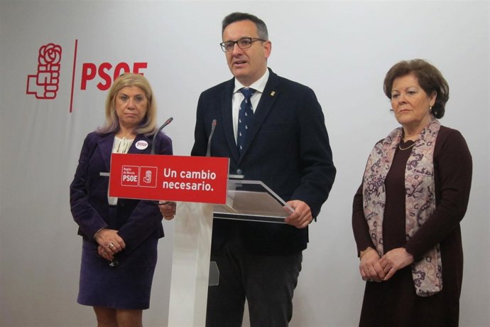 Diego Conesa  junto a Gloria Alarcón y Teresa Rosique                   