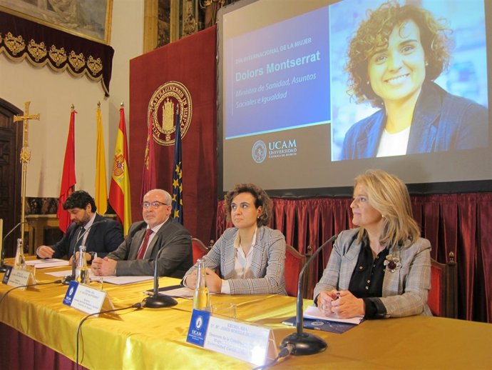 Montserrat, segunda por la derecha, junto a Mendoza y López Miras