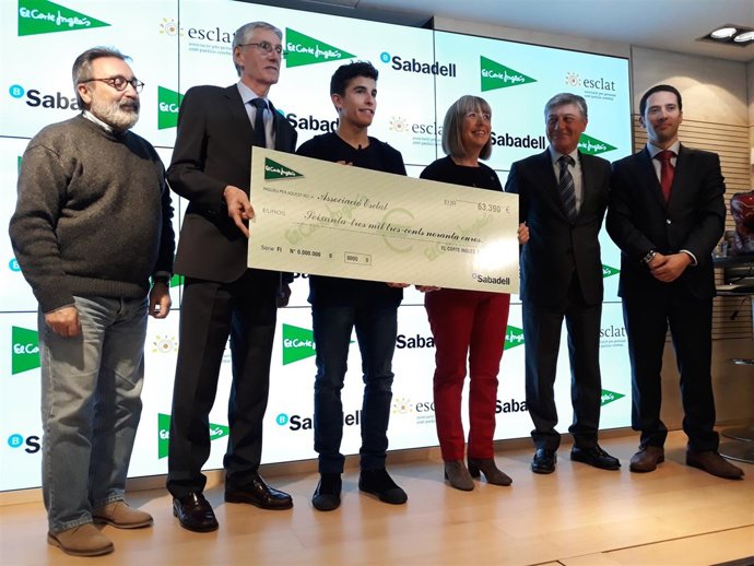Marc Márquez entrega el cheque a la Asociación Esclat