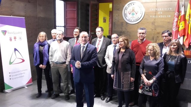 Daniel Miguel posa junto a su equipo