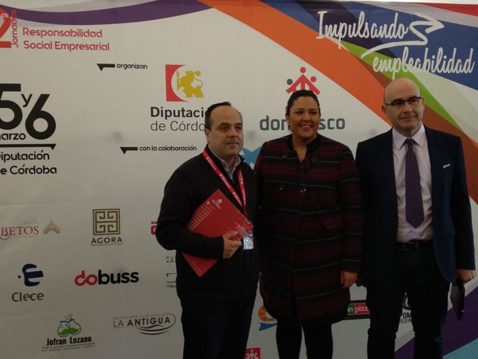 Amo, entre Carmona (izda.) y Vázquez, durante la celebración del encuentro