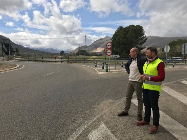Valdivielso (d), junto a Hidalgo, en una de las vías de la red autonómica.