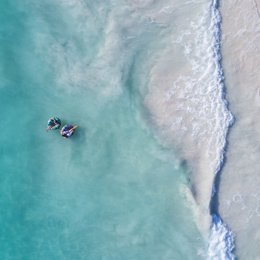 Dos personas en una playa de Punta Cana.