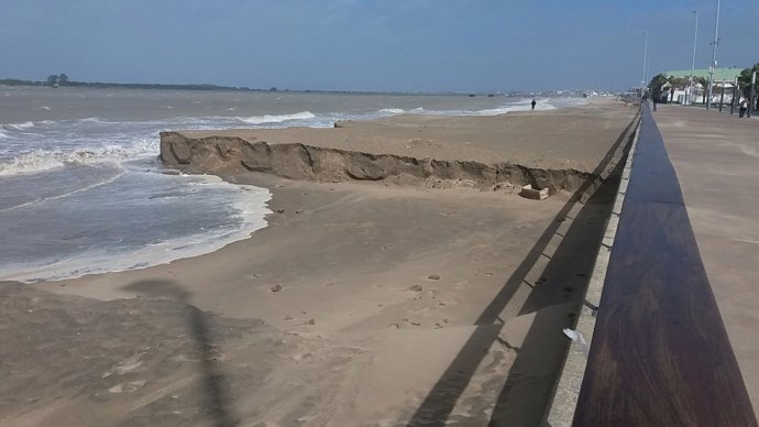 Playa de Sanlúcar de Barrameda afectada por el temporal