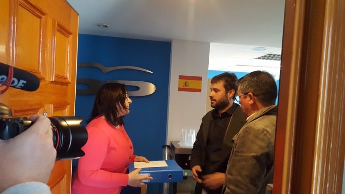 Gerard Fullana y Lluís Pastor, en la sede del PP en Alicante