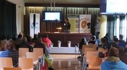 Técnicos explican medidas en favor del oso pardo en la Escola de Pastors