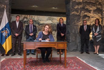 Cristina Valido firma el protocolo