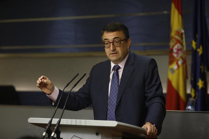 Aitor Esteban en rueda de prensa en el Congreso