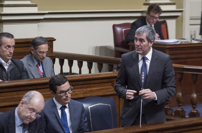 Fernando Clavijo en el Pleno del Parlamento de Canarias
