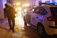 Rescatan a cinco perros enjaulados en un incendio en Almenara (Castellón)