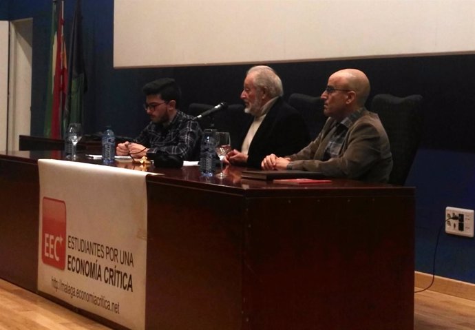 Julio Anguita, exlíder de IU, en una conferencia en la Universidad de Málaga
