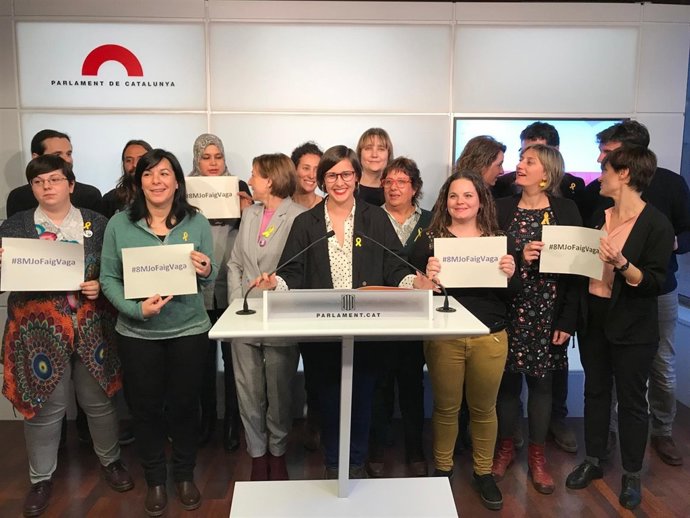 La diputada de ERC Jen Díaz con otros diputados republicanos 