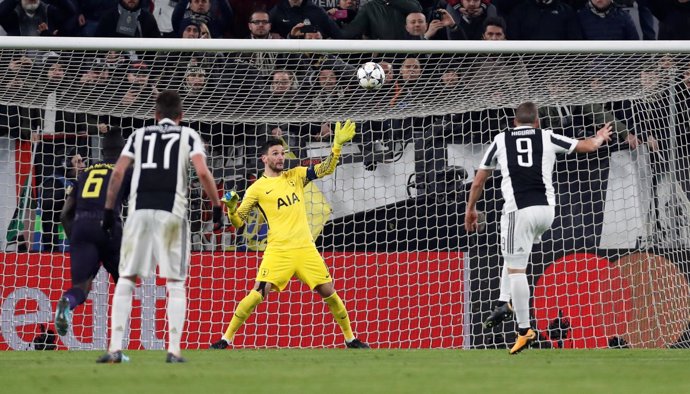 Higuaín falla ante Lloris en un Juventus-Tottenham