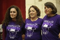 Las diputadas de IULV-CA asisten al Pleno del Parlamento con la camiseta "Andalucía feminista"