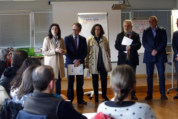 Ángeles Vázquez , Conselleira , En El Edificio Cactus Del Campus