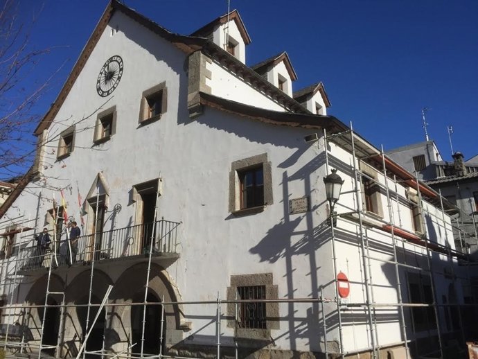 Andamios para rehabilitar el Ayuntamiento de Biescas
