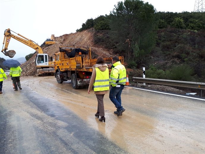 La delegada de Fomento, María José Bejarano, visita la A-461.