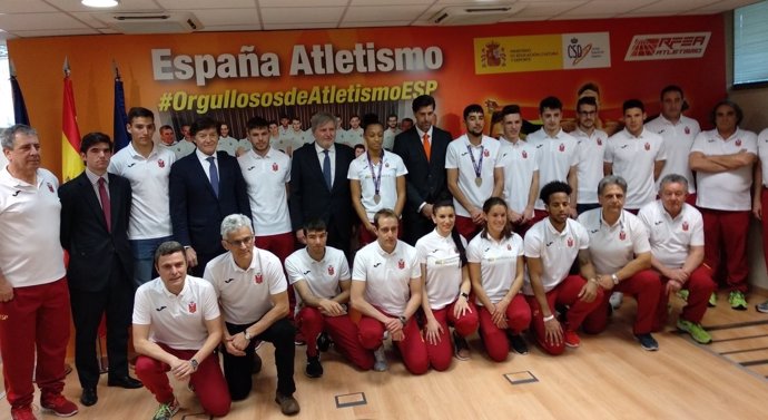 Méndez de Vigo junto a Lete y Chapado y la selección española de atletismo
