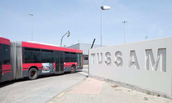 Vehículo de Tussam entrando en las instalaciones de la empresa
