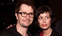La exmujer de Gary Oldman acusa a los Oscar de "premiar no a uno, sino a dos maltratadores"
