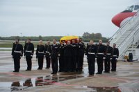 Los restos mortales del capitán de fragata fallecido en la Antártida llegan a Rota (Cádiz)