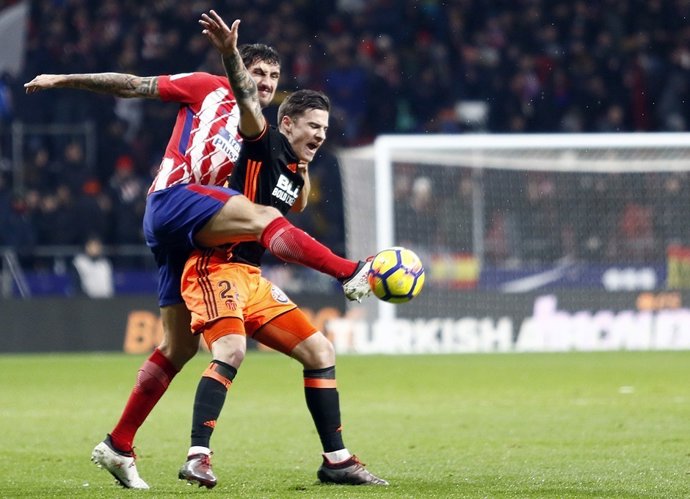 Savic intenta despejar ante Santi Mina